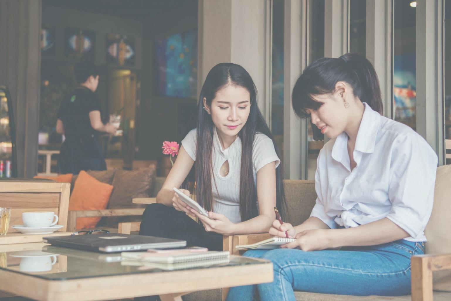 Ambiente de aprendizaje en vulwaariotraex con estudiantes trabajando